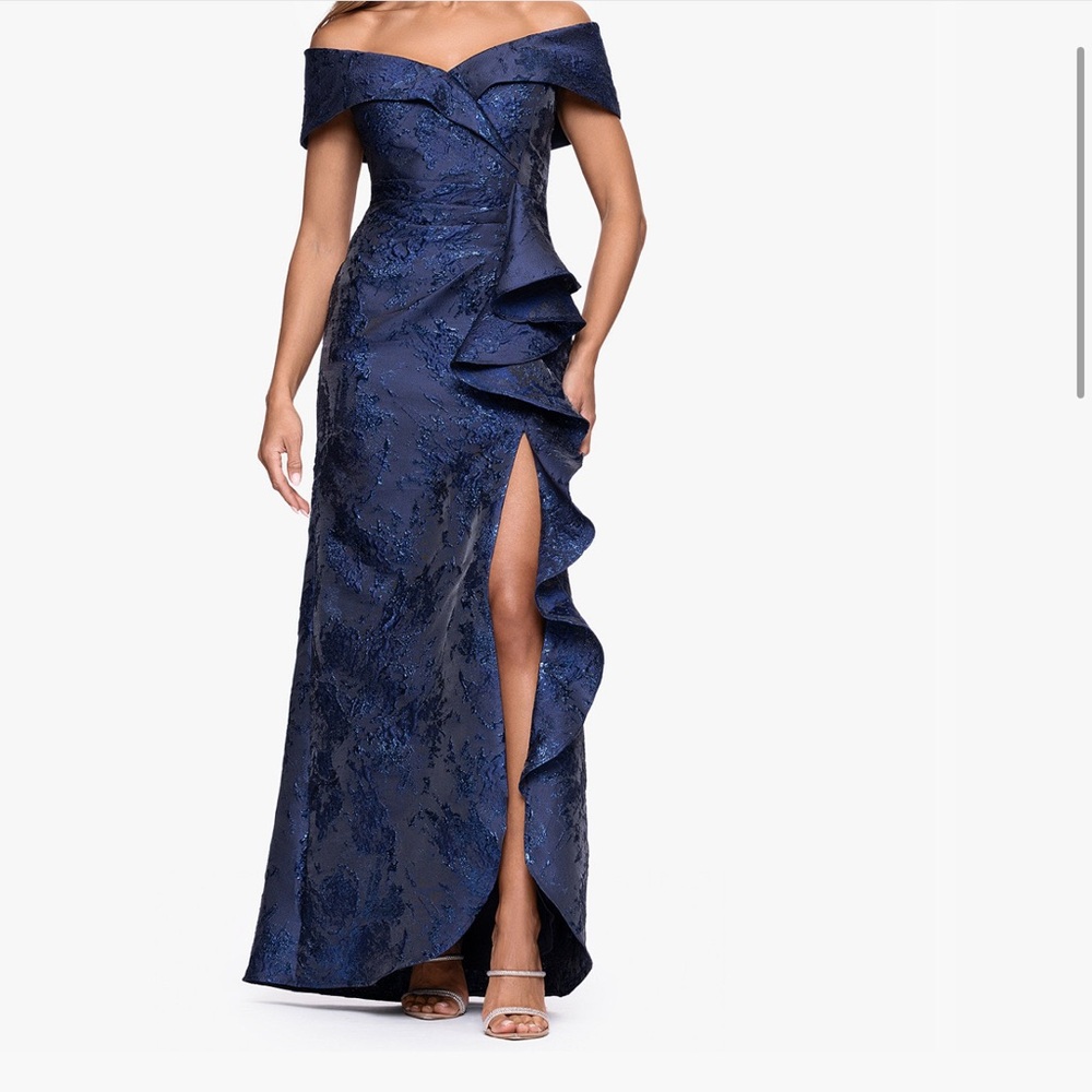 Women Blue XSCAPE Gown. Size 14
Women's Jacquard Long Fit & Flare Dress
